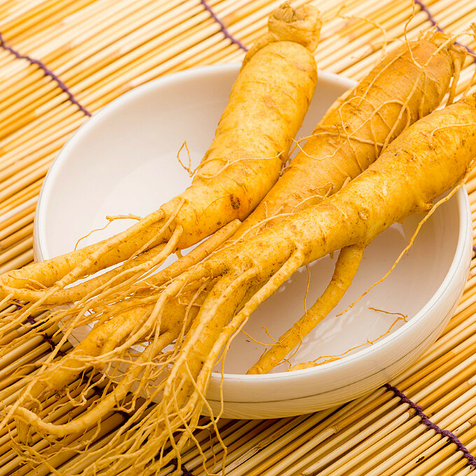 La nature fait bien les choses, faisons lui confiance !La racine de Panax Ginseng C.A. Meyer, connue sous le nom de “ginseng coréen” ou “ginseng asiatique”, est traditionnellement utilisée depuis des milliers d'années dans la médecine chinoise. 🌱✨Elle est principalement reconnue comme tonique général, et plante #adaptogène, aidant donc notre organisme à maintenir sa résistance face aux facteurs indésirables, notamment :✅ en améliorant la fonction physique✅ en améliorant la #vitalité générale✅ et en favorisant la lutte contre le #vieillissement.Le ginseng est la plante adaptogène la plus reconnue en #micronutrition ! Une plante adaptogène favorise les capacités naturelles d’adaptation de l’organisme face aux différents #stress ou agressions. 💪💪💪Si l’on distingue 5 catégories de stress (physique, psychique, infectieux, métabolique et endocrinien), on considère qu’une plante adaptogène pourrait aider l’organisme à se défendre contre au moins 3 de ces stress. ✨Pour en savoir plus sur cette racines aux multiples bénéfices, découvrez notre GINSENG BLANC BIO, une formule complète, pensée pour bien-être général et votre immunité !👉 Lien dans la bio•••#Fitoform #energie #immunité #medecinechinoise